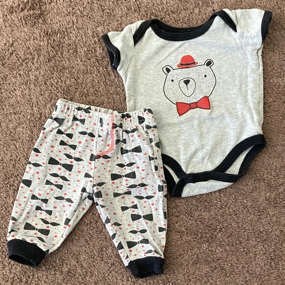 Duck Duck Goose Other - Duck Duck Goose Baby Bear Bodysuit & Bow Tie Print Pants - Size 6-9 Months Gray